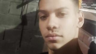 Homem homosexual/bi'massador te olhando fixamente para te fazer gozar, será que você topa esse desafio quente?