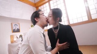 ModelMedia Asia - The aged brother comforted the widow who had lost her spouse with his dick