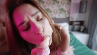 This babe Shoves a Dragon Sextoy Into Herself