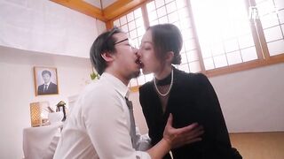 ModelMedia Asia - The mature brother comforted the widow who had lost her spouse with his knob