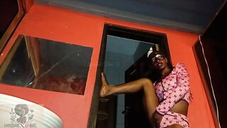Playing fiddle wit my pulsating snatch during work hrs..nearly got caught!!