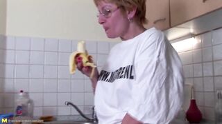 Old wench screws her stinky hirsute vagina with bottle