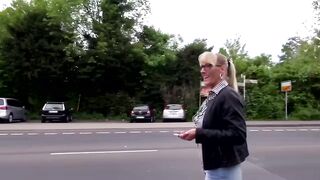 Die Hausfrauenjaeger, reife Golden-haired schnell im Park beglueckt
