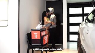 Large-bootied woman gives pizza delivery dude 5 stars after a great screw