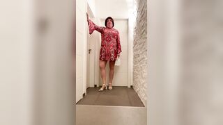 Nicolette in her fresh sandals and fresh handbag – I suppose this babe looks hawt