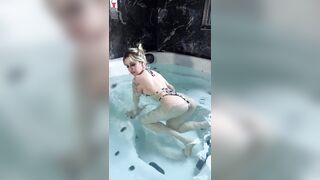 En Bikini Blond Canon Se Doigte Jusqu' Jouir
