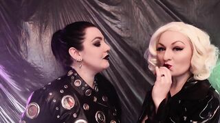 Smokin' Fetish - Lesbo sluggishly masturbation with smoke - Arya Grander and Dredda Darksome
