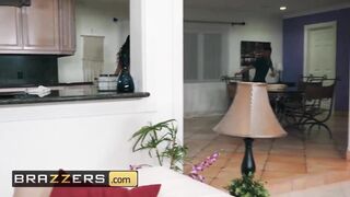 Katana Kombat bounces her bubble booty on Johnys large dong