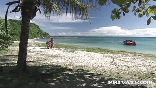 INTIMATE Jessica Moore Enjoys a Hawt double penetration During the time that on a Tropical Beach