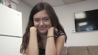 junge brunette hair mit festen titten haelt ohne widerspruch den hintern beim ficken hin