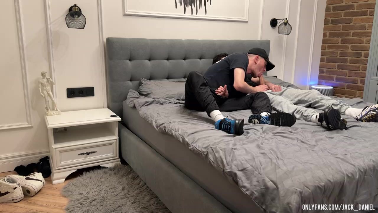 2 allies wank jointly