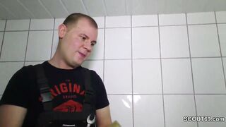 Notgeile Tochter fickt den Handwerker als alleine zu Hause