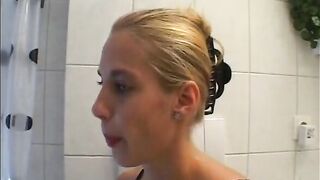 Blond im Bad gefilmt schoene Rasur der Fotze
