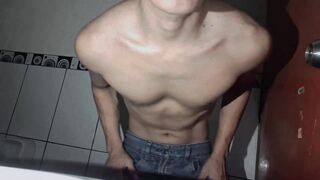 Hermoso Estudiante Se Masturba Mientras Todos Duermen - Part two