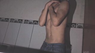Herm oso Estu dian te Se Masturba Mientras Todos Duermen - Part 1