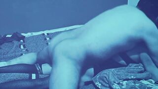 femboy travesti se entrega en la cama de alojamiento