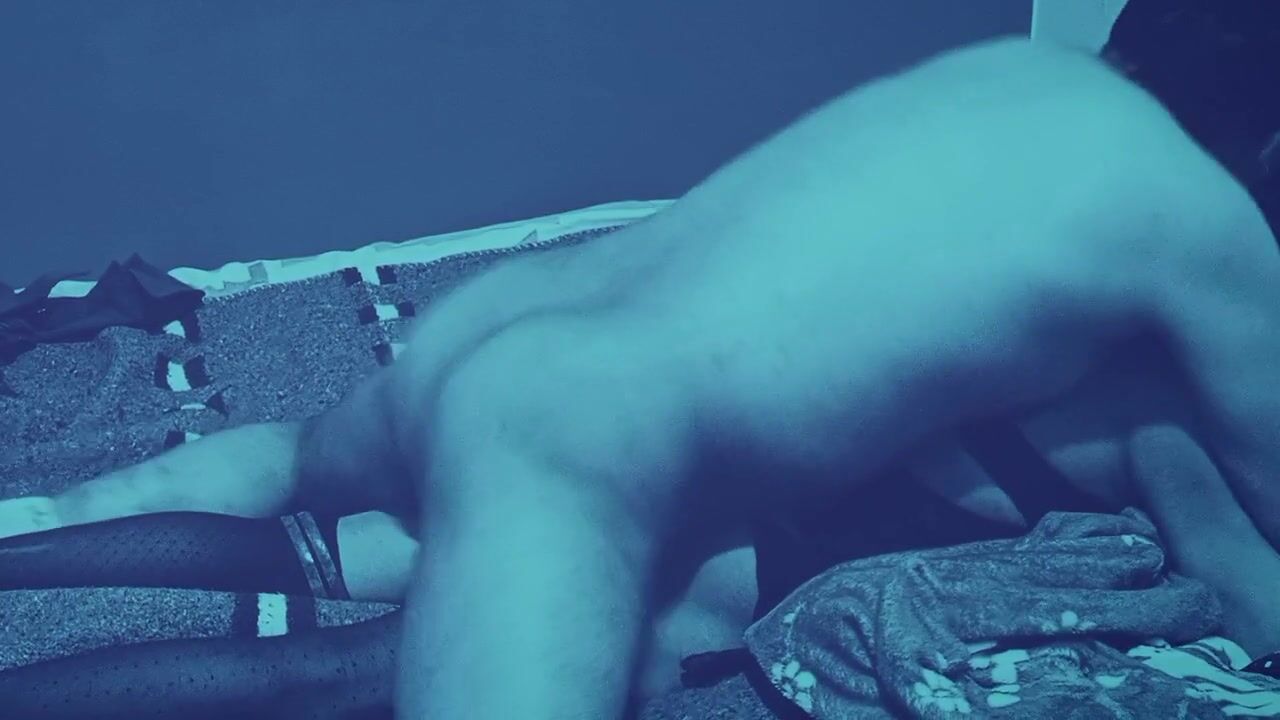 femboy travesti se entrega en la cama de alojamiento