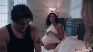 Dude screwing his girlfriend after making his stepmom squirt