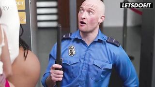 Black Hottie Drops to Her Knees at Airport Security and Deepthroats the Guard