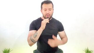 Hombre casado vergon visita un sauna homo y penetra a un pasivo mientras hombres los ven coger!