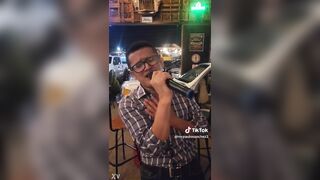Homosexual se le moja la garganta