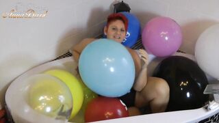 Annadevot - Balloon session in the tub