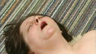 Fette48jaehrige Putzfrau laesst sich von Student durchbumsen