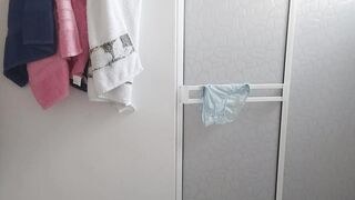 HIDDEN CAMERA OF MY STEPSISTER IN THE SHOWER GETTING WARM