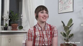 Ersties - Goth-Mädchen Marlin aus Kiel masturbiert auf ihrem Sessel