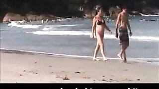 Mulher desfila de calcinha na praia