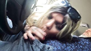 Alexia Ferraz giving a breastfeed in the car with her allies - Ma Santos