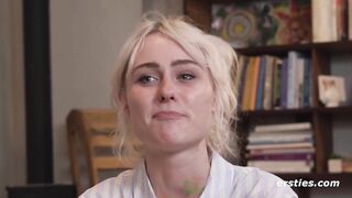 Ersties - Hallys wildes Spiel mit Farbe und Pinsel