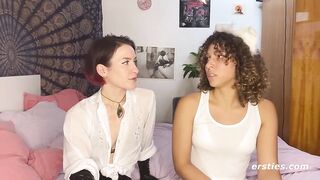 Ersties - Goddess Flora wird von Kätzchen July geleckt