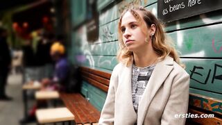 Ersties - Nina Js lesbische Team Fuck-Fantasie wird wahr