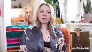 Ersties - Lesemaus Nelio macht es sich mit ihren Fingern, bis sie kommt