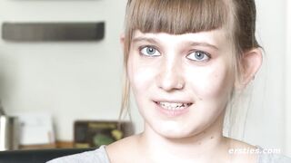 Ersties - Die angehende Studentin Maria befriedigt sich selbst mit einem Massagestab