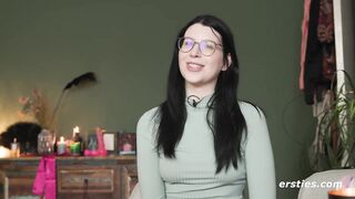 Ersties - Melli spankt sich bei der Selbstbefriedigung mit Glasdildo