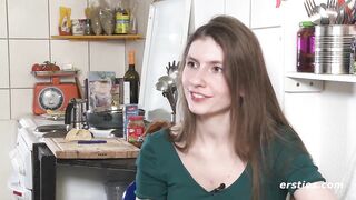 Ersties - Die natürlich schöne Vanessa masturbiert mit einem Sex toy