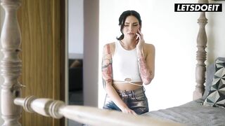 StepSisters Katie Kush & Charlotte Sins Screw Every Other With A Ding-dong - LETSDOEIT