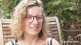 Ersties - Die schöne Zirkusartistin Manu zeigt eine heiße Nummer mit sich selbst