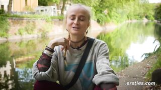 Ersties - Heiße Körpersilhouette in Latexbody und Höhepunkt mit Glasdildo