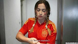 Une Supportrice Espagnole Au Gros Cul Baisée En Anal Et double penetration Dans Un Parking Après Le Match De Foot !!