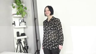 Bulky hottie shows her unshaved vagina