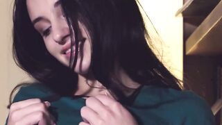 Teen girl gets bare and masturbates to a meaty climax
