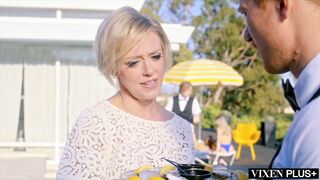 VIXENPLUS Jock hungry socialite Dee bangs server at abode party