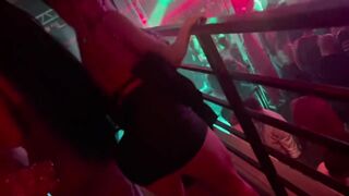 Loira rabuda fica exitada na balada e acaba transando gostoso no banheiro.