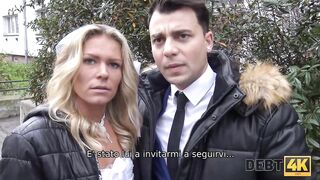 DEBT4k. Un grosso debito è il motivo per cui la ragazza viene scopata in presenza dello sposo