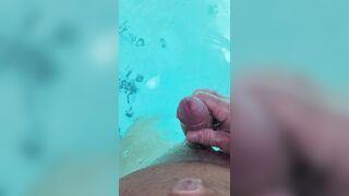 Je me branle dans la piscine three