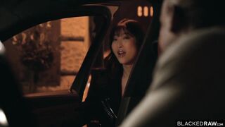 An adult podcaster flags a ride to her recording session, and her driver gives Emiri some steamy inspiration for content.