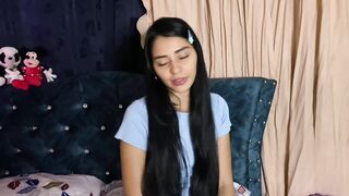 Mi hermanastra de eighteen años llega de viaje, me pide ayuda con sus malestas “es nuestro secreto”